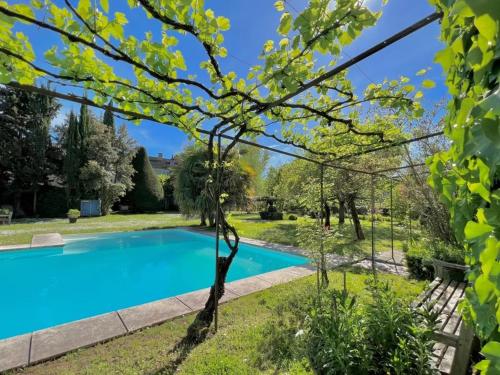 a swimming pool in the yard of a house at "La Verrerie haut" piscine, parking, proche du centre in Cahors