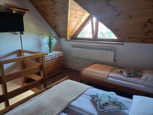 Postel nebo postele na pokoji v ubytování Mala Chatka