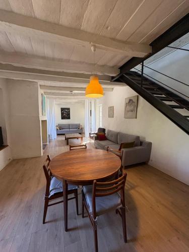 un salon avec une table en bois et un canapé dans l'établissement 