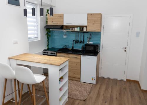 Η κουζίνα ή μικρή κουζίνα στο La Vida Apartman