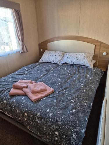 Ένα ή περισσότερα κρεβάτια σε δωμάτιο στο Lyons Robin Hood Holiday Park