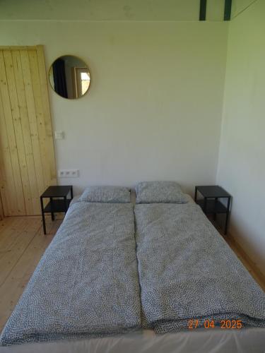 Postel nebo postele na pokoji v ubytování Útulný apartmán Vážka u Pastvinské přehrady v Orlických horách