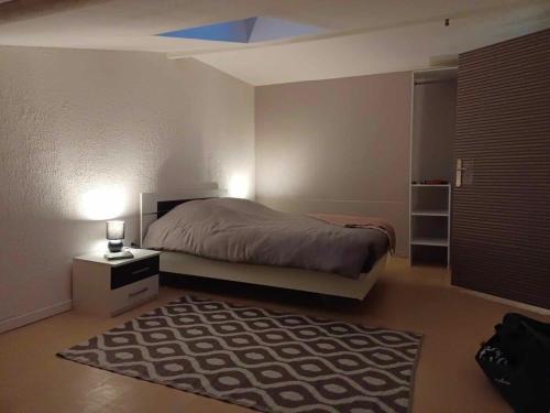 une chambre avec un lit et un plafond bleu dans l'établissement la p'tite maison d'olima, à Épinal