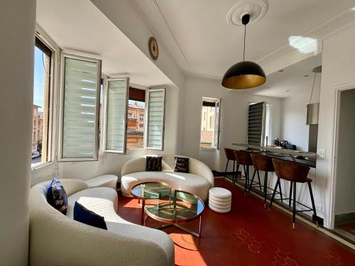 un salon avec un canapé et une table dans l'établissement Blue Horizon Prenium Marseille Saint-Charles, à Marseille