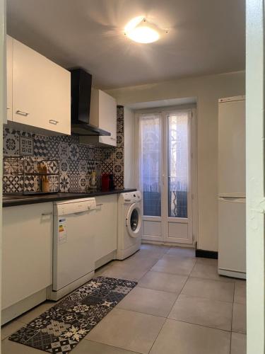 une cuisine avec un lave-linge et un lave-linge dans l'établissement Le beau soleil à Marseille, à Marseille