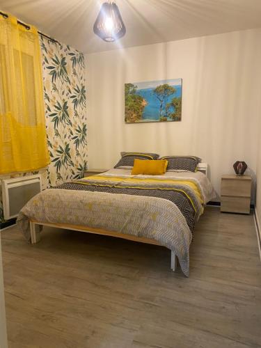 - une chambre avec un lit doté d'un oreiller jaune dans l'établissement Le beau soleil à Marseille, à Marseille
