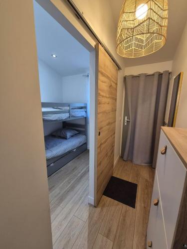 - un couloir avec une porte menant à une chambre avec un lit dans l'établissement Superbe vue mer 2pièces, mezzanine, clim 5 personnes, à Grimaud