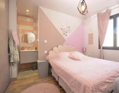 une chambre avec un lit avec un couvre-lit rose dans l'établissement Villa moderne avec Piscine et cuisine extérieure, à Saint-Nazaire-dʼAude