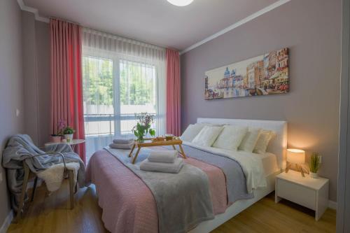 Postel nebo postele na pokoji v ubytování Breeze Sunny apartment