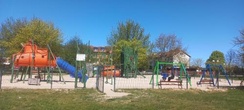 einen Spielplatz mit Rutsche und Schaukeln in der Unterkunft Apartament Koszałka in Łeba