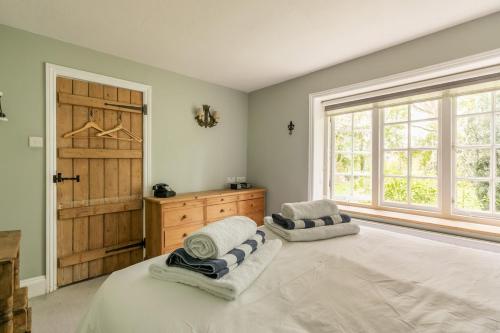 Postel nebo postele na pokoji v ubytování Plantagenet, A Historic Country Cottage with Pool and Hot Tub