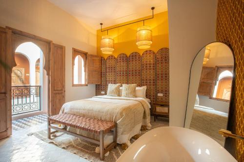 Postel nebo postele na pokoji v ubytování Riad Tassili Boutique
