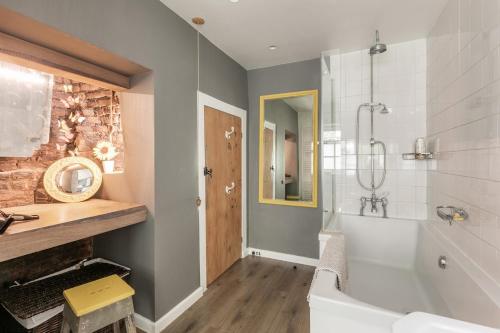 Koupelna v ubytování Plantagenet, A Historic Country Cottage with Pool and Hot Tub