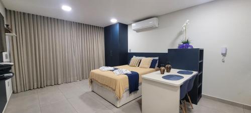 Ένα ή περισσότερα κρεβάτια σε δωμάτιο στο BOX109 - Lindo Studio na praia do Bessa