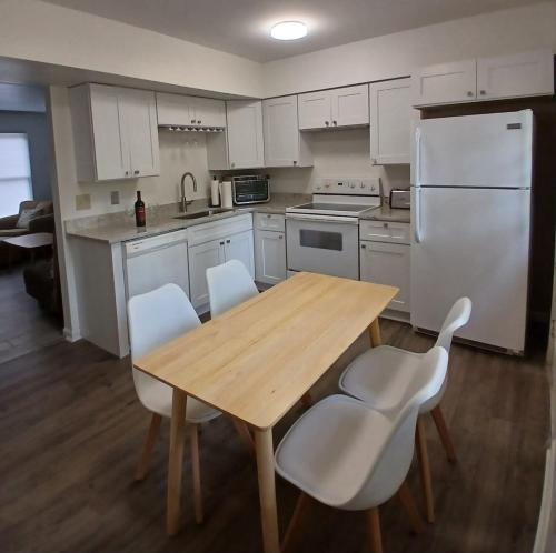 Η κουζίνα ή μικρή κουζίνα στο quiet 2 bedroom with fence and fire pit