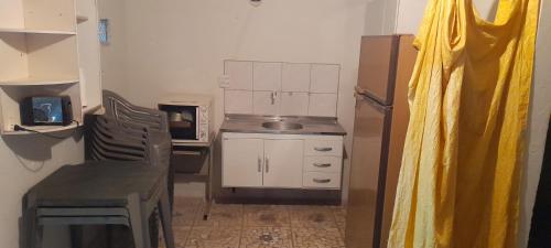 Kuchyň nebo kuchyňský kout v ubytování Quarto compartilhado