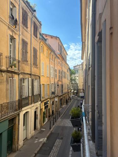 une rue vide dans une ruelle entre bâtiments dans l'établissement Le Loft du Matheron, à Aix-en-Provence