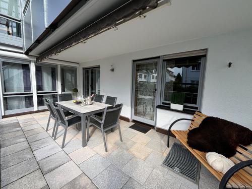 a patio with a table and chairs and a couch at Großzügige Ferienwohnung im Remstal in Korb