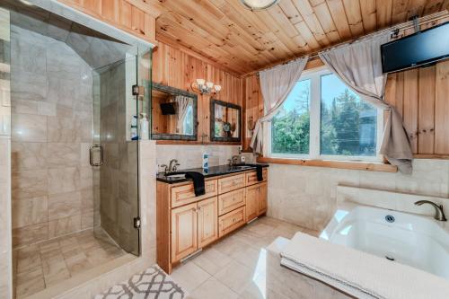 Koupelna v ubytování Luxury Waterfront Oasis W Hot Tub