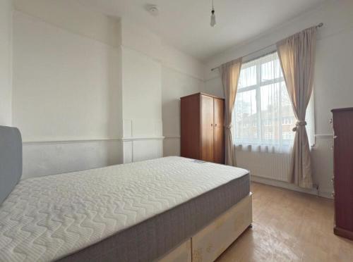 Katil atau katil-katil dalam bilik di Spacious 4 Bedroom Apartment in Ealing