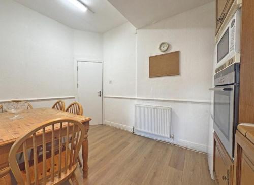Dapur atau dapur kecil di Spacious 4 Bedroom Apartment in Ealing