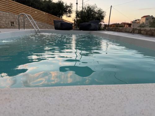 una piscina con agua azul. en Villa Maria, en Stalós