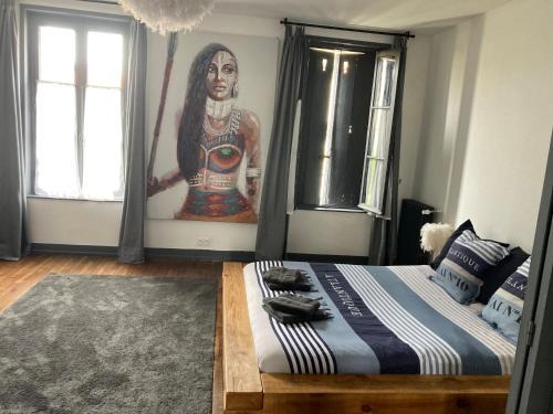 une chambre avec un lit avec un tableau sur le mur dans l'établissement Havre de paix avec Spa à deux pas de la plage, à Royan