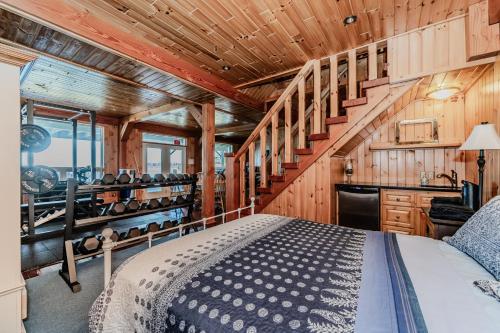 Postel nebo postele na pokoji v ubytování Luxury Waterfront Oasis W Hot Tub