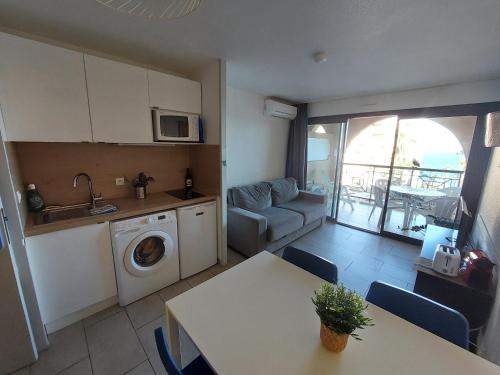 Il comprend une cuisine et un salon avec une table et un lave-linge. dans l'établissement CASA MORENA - vue mer, à Cannes