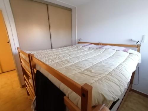 une chambre avec un grand lit avec des draps blancs dans l'établissement Estivales 2, à Saint-Raphaël