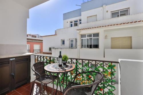un balcon avec une table et des chaises sur un balcon dans l'établissement Casa Mary, à Lagos