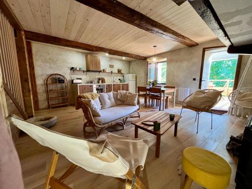 un salon avec un canapé et une table dans l'établissement Parenthèse en forêt - Lodge CANOPEE, à Le Bez