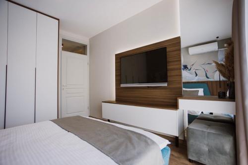 เตียงในห้องที่ N95 Green