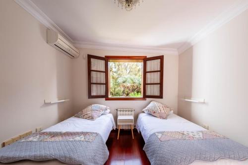 バルセキージョにあるLa Canariona, a charming country houseの窓のある部屋にベッドが2つある