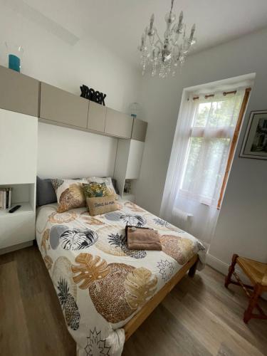 une chambre avec un lit et un lustre dans l'établissement Port de carry le rouet, à Carry-le-Rouet