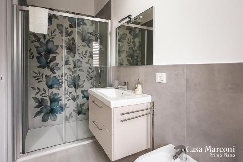 a bathroom with a sink and a shower at Casa Marconi 1 piano in Pisogne