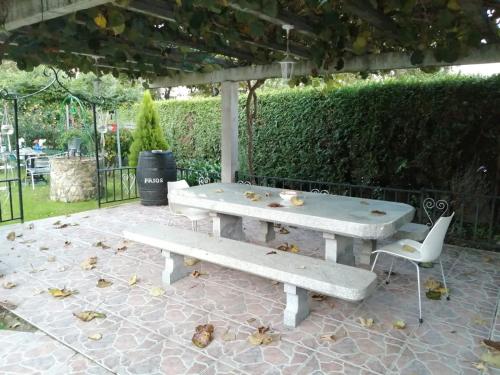 a picnic table and a chair under a pergola at APARTAMENTO RURAL DUPLEX ( 270 metros.) DE 4 HAB. EN TOMIÑO CON JARDIN PRIVADO in Tomiño