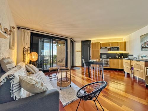 un salon avec un canapé et une cuisine dans l'établissement La Brigantine- Golfe de St Tropez, à Cogolin