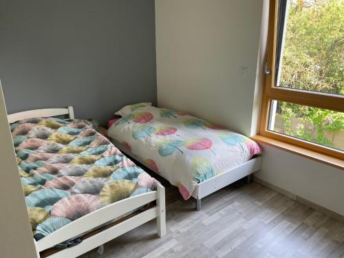 une petite chambre avec un lit et une fenêtre dans l'établissement Appartement - 3 chambres - proche Euroairport, à Sierentz