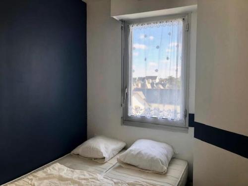une petite chambre avec un lit et une fenêtre dans l'établissement Résidence Ngu-81-pornichet - pornichet studio vue mer MAE-6561, à Pornichet