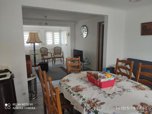 - une salle à manger avec une table et une boîte dans l'établissement Au Bon Vieux Port, à Sélestat