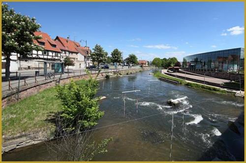 une rivière avec des vagues dans l'eau dans une ville dans l'établissement Au Bon Vieux Port, à Sélestat