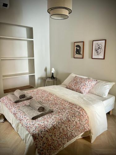une chambre avec un lit avec deux serviettes dessus dans l'établissement Appartement Bastia centre ancien, à Bastia