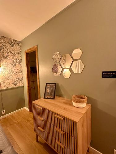 a room with a table with a basket on the wall at Confort & style à Aix, Le 409, appartement climatisé avec parking in Aix-en-Provence