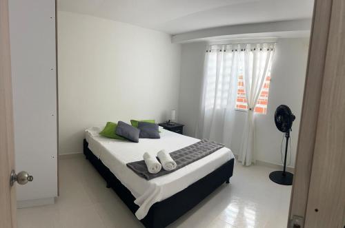 a bedroom with a large bed with two pillows at Hermoso y moderno apartamento in Roldanillo