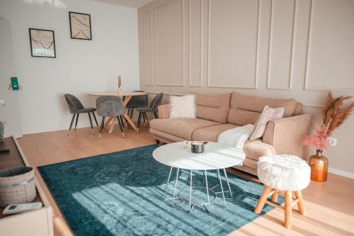 una sala de estar con un sofá y una mesa en Cozy Getaway Sector 1, en Bucarest