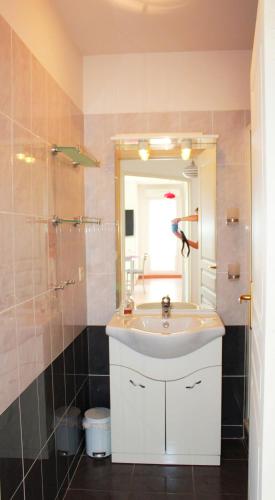 une salle de bain avec un lavabo et une douche dans l'établissement Comfy 2 min to Beach - AC, à Nice