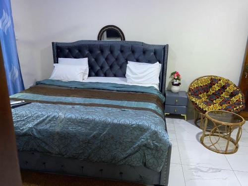 Uma cama ou camas num quarto em JD Hotel