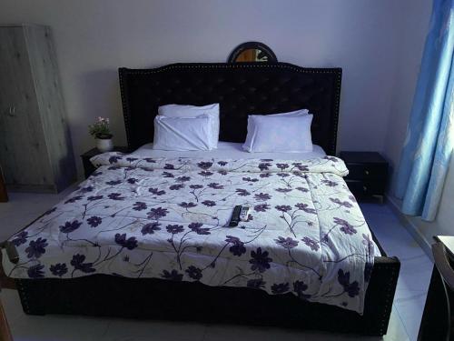 Uma cama ou camas num quarto em JD Hotel