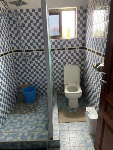 Uma casa de banho em JD Hotel